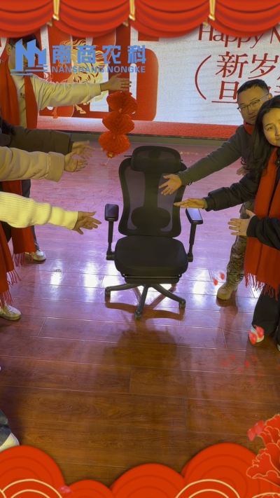 🎇 元旦快乐，温暖相伴 🎇时光匆匆，感恩 2025 年每一份支持与陪伴！从猪场到工厂，南商农科的成长，离不开每一位合作伙伴与家人的信赖！2026 年，我们将继续以贴心服务和硬核设备，陪您一路前行，养殖